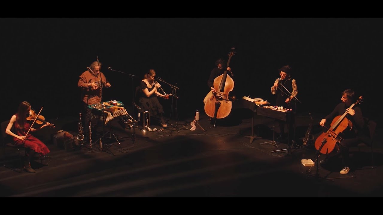 Alarmer le sonore 1. La première partie des trois parties de la pièce collective