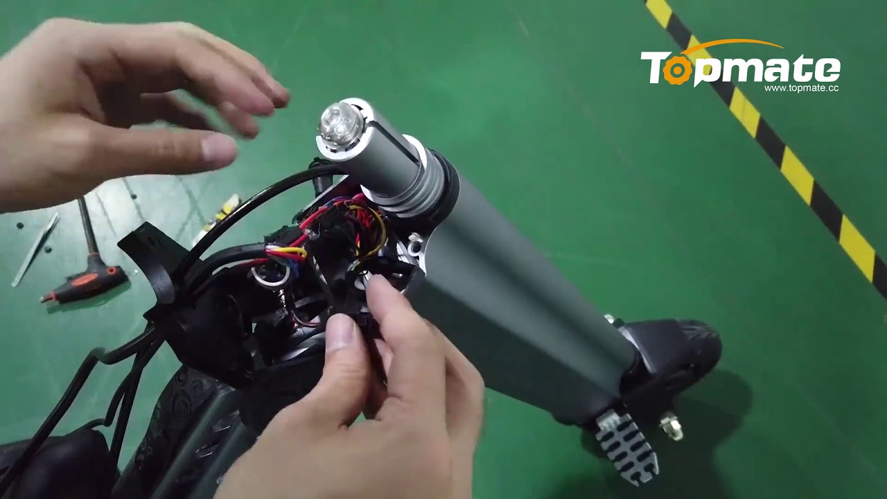 Topmate Install the Battery of Electric Tricycle