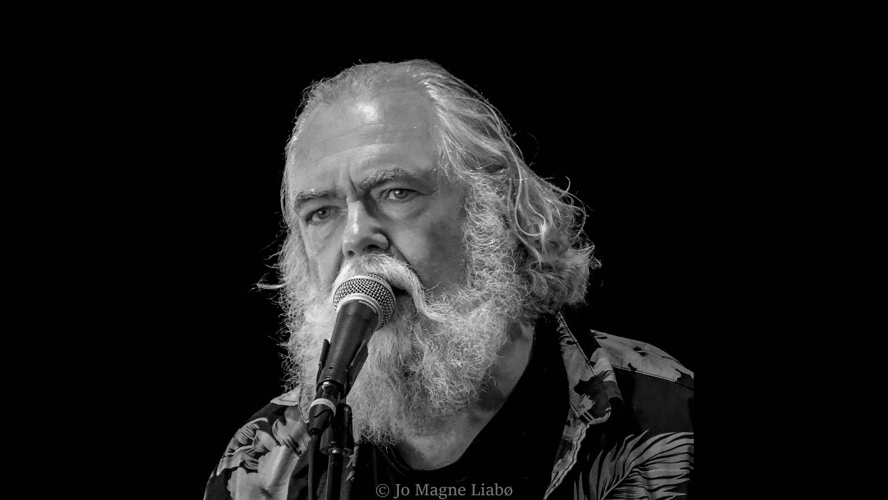 Kenn fra Crazy Joe Rhytmn & Blues Band skaper stemning under Bluescruiset til Hirtshals i helgen!