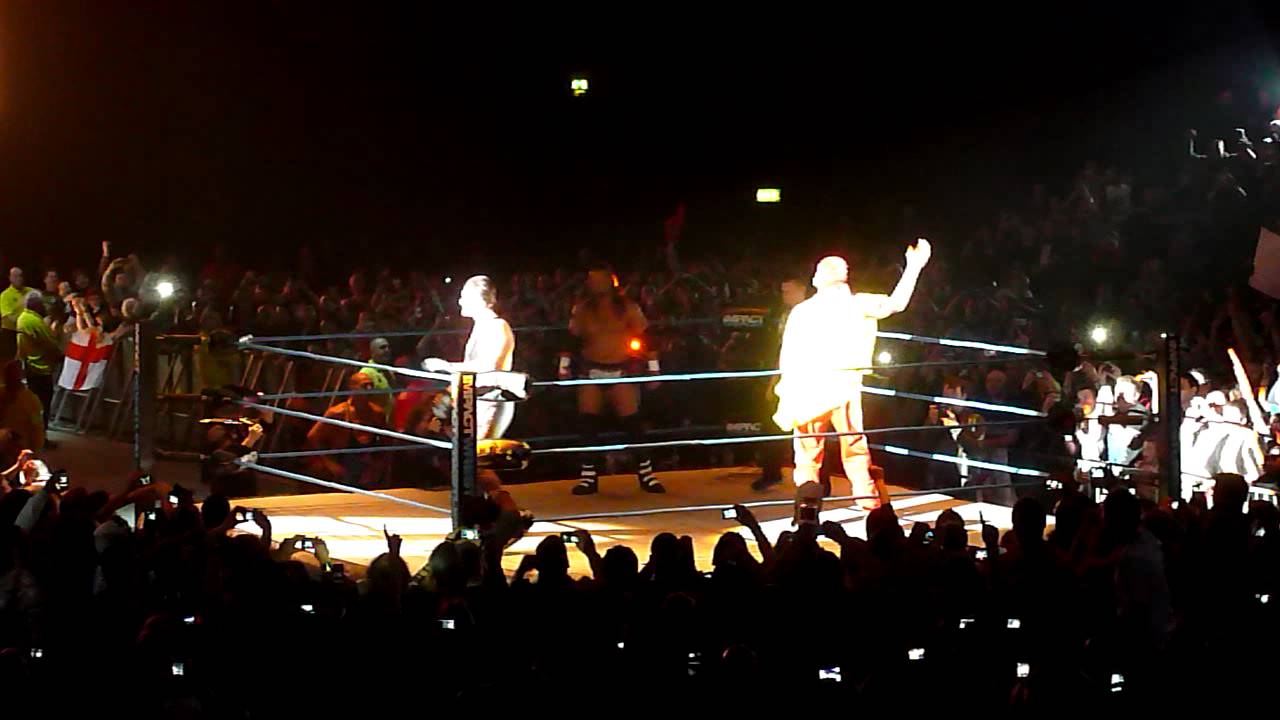 Hulk Hogan entrance at TNA Manchester
