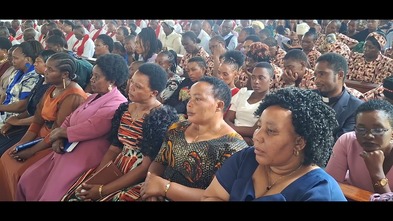 BISHOP REGINA HASSANALLY. ELCA. MWANAMKE WA KWANZA KUWA ASKOFU KUSIMAMA KANISA KUU UASJOFU IMANUELI.