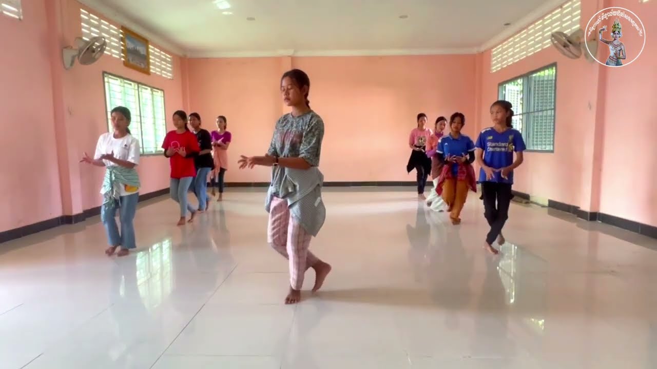 របាំនារីកម្ពុជា (Cambodian Dance)