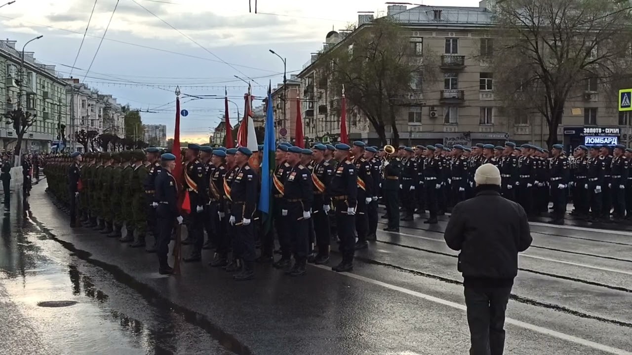 Курсанты десантного училища исполняют композицию 