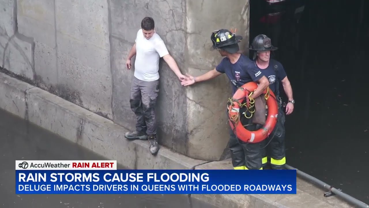 Пожарные FDNY спасают водителей, застрявших во время наводнения на шоссе в Квинсе