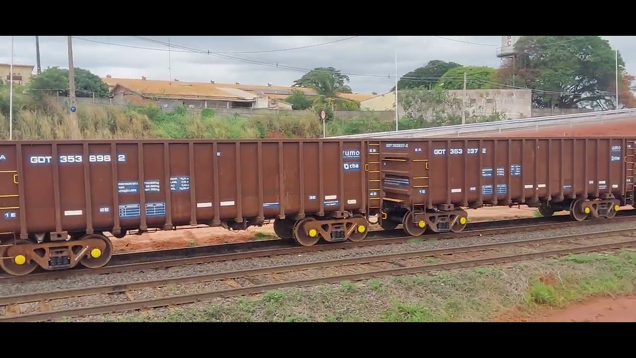 Trem com vagões de bauxita vazios 