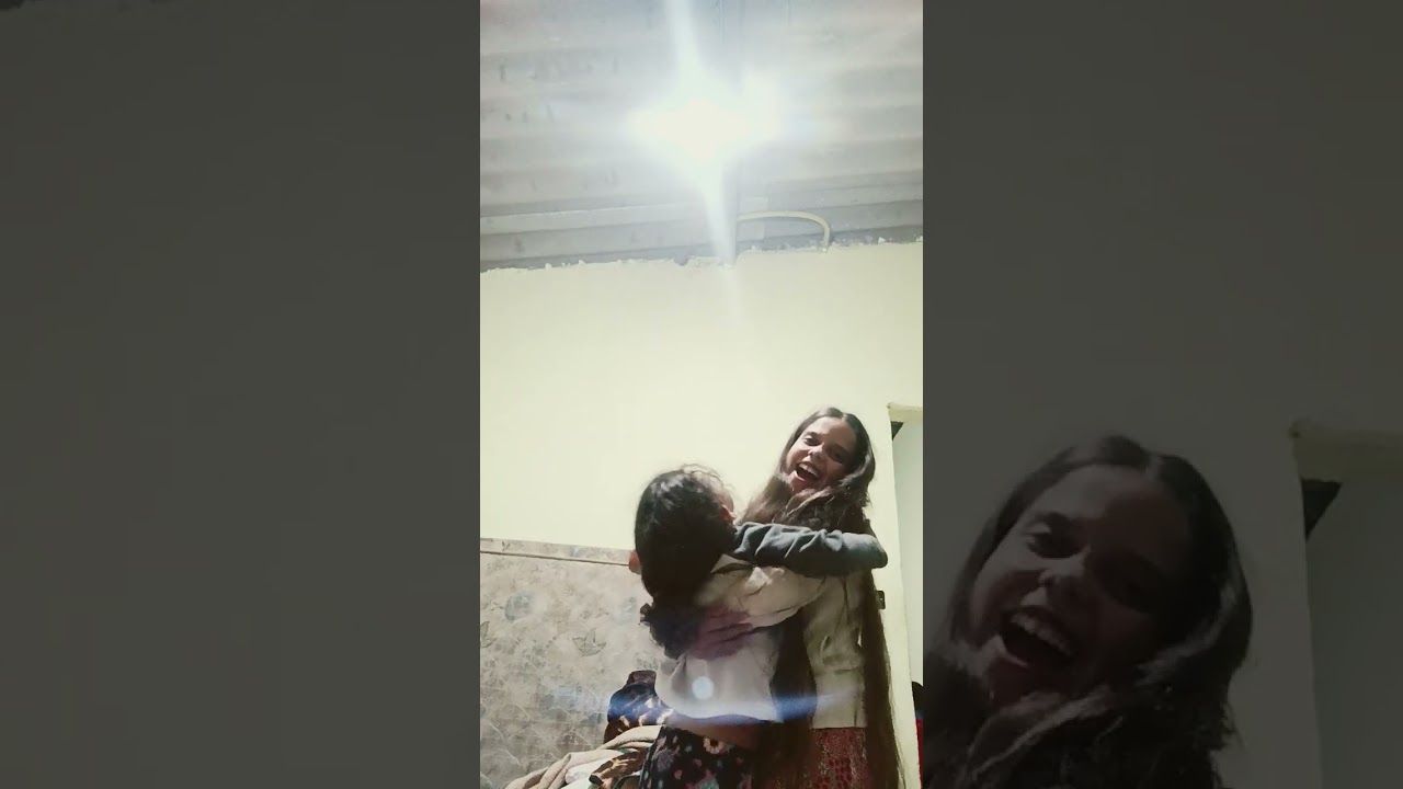 Minha prima olhando pra c&acirc;mera o que eu devo fazer kkk🤣😂