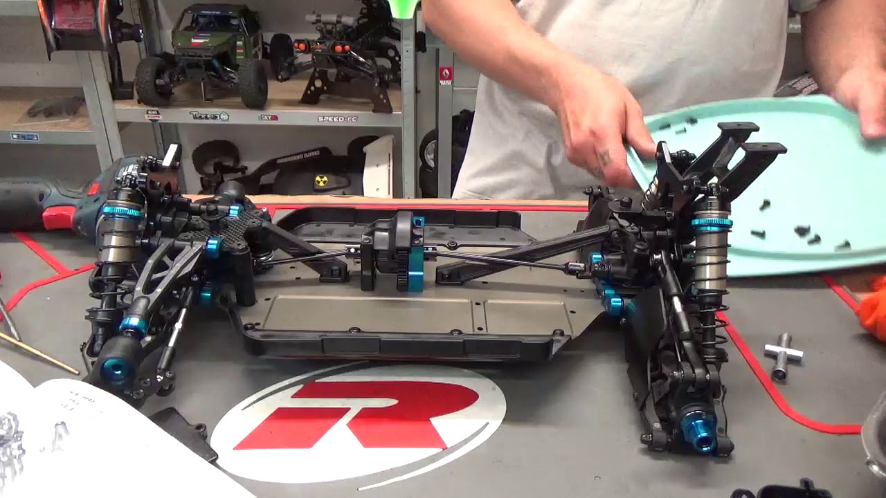 MONTAGE TEAM ASSO RC8 B3 1.7 assemblage des éléments sur le chassis