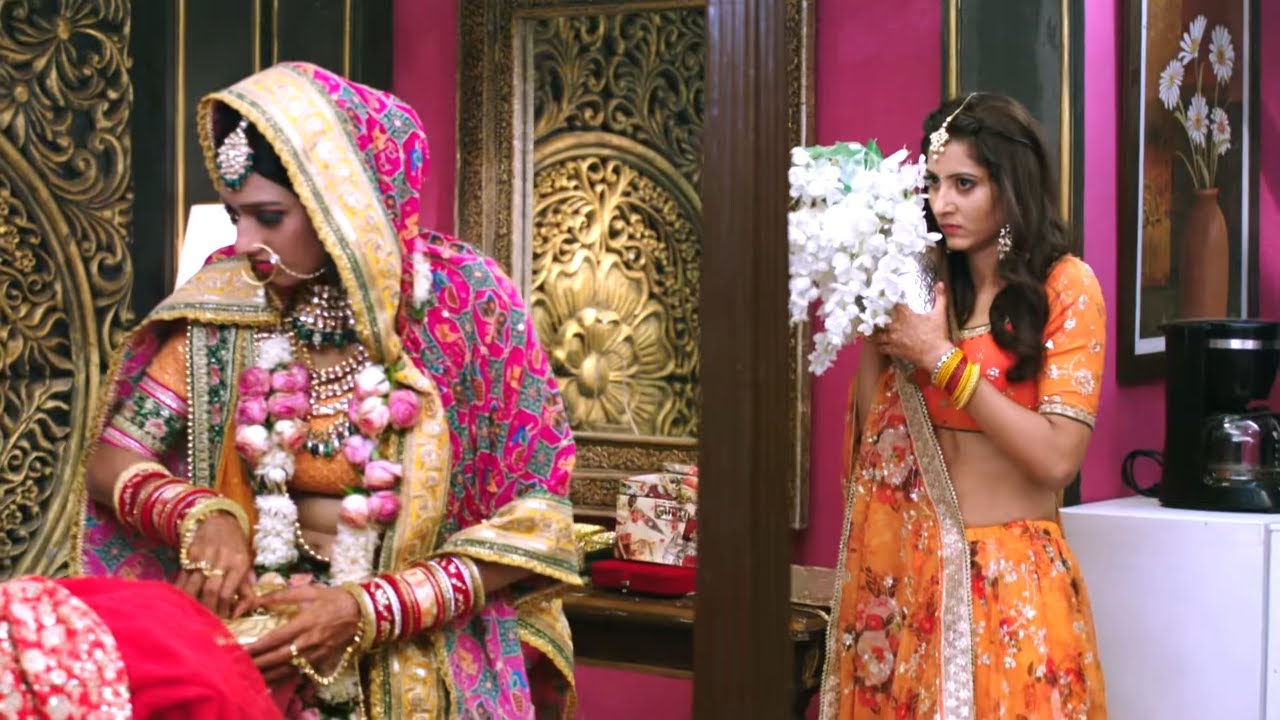 Neha जलन और गुस्से में Lakshmi पर फूलदान से वार करती है - Bhagya Lakshmi - Full Ep 22 - Zee TV
