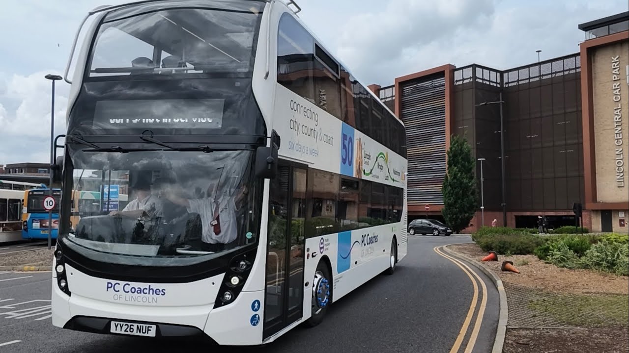 Новые двухэтажные автобусы PC Coaches для юбилейного 50-го маршрута YY26NUF YY26NUH