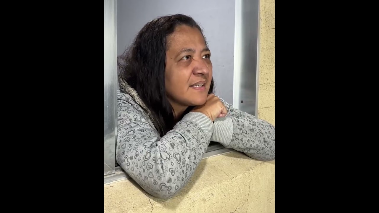 Fofoqueira Ficava Na Janela Tomando Conta Da Vida Dos Outros!