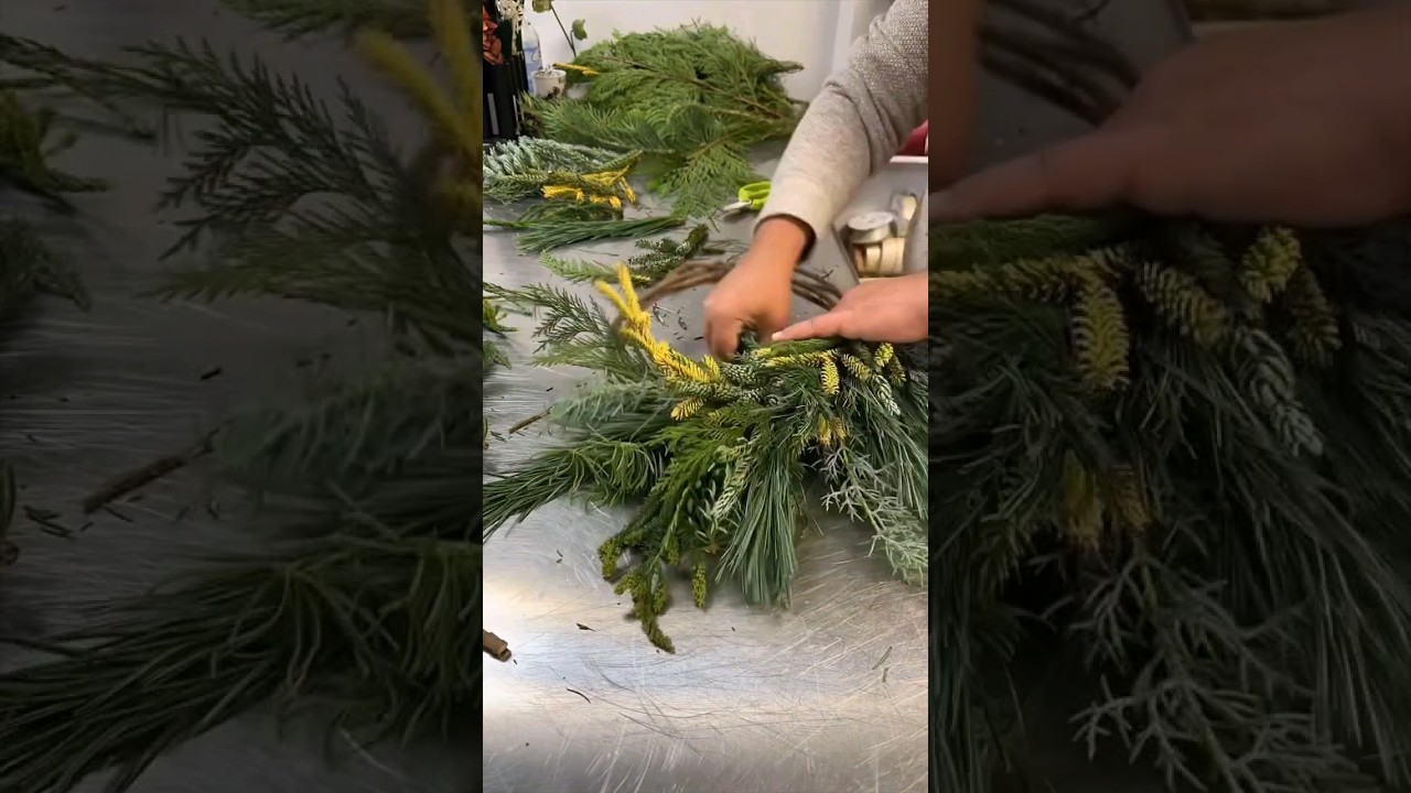 How to do a #Christmas #Wreath #diy  #decoration #christmas #christmasdecor #flowers #florist