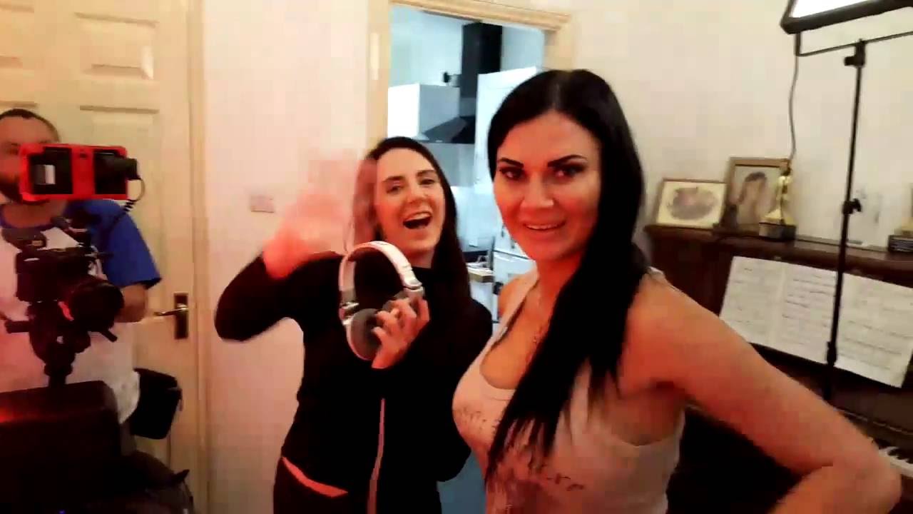 LIVE Samantha Bentley shows Jasmine Jae her DJ Skills