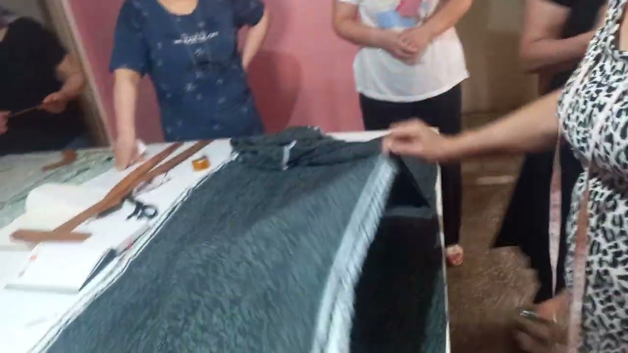 Şifondan eteği geniş rahat bir elbise kesimi
