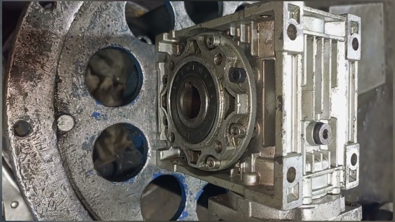 Assembly process of worm gear box #gear #wormgear #gearbox #industrialequipment #engineeringworks