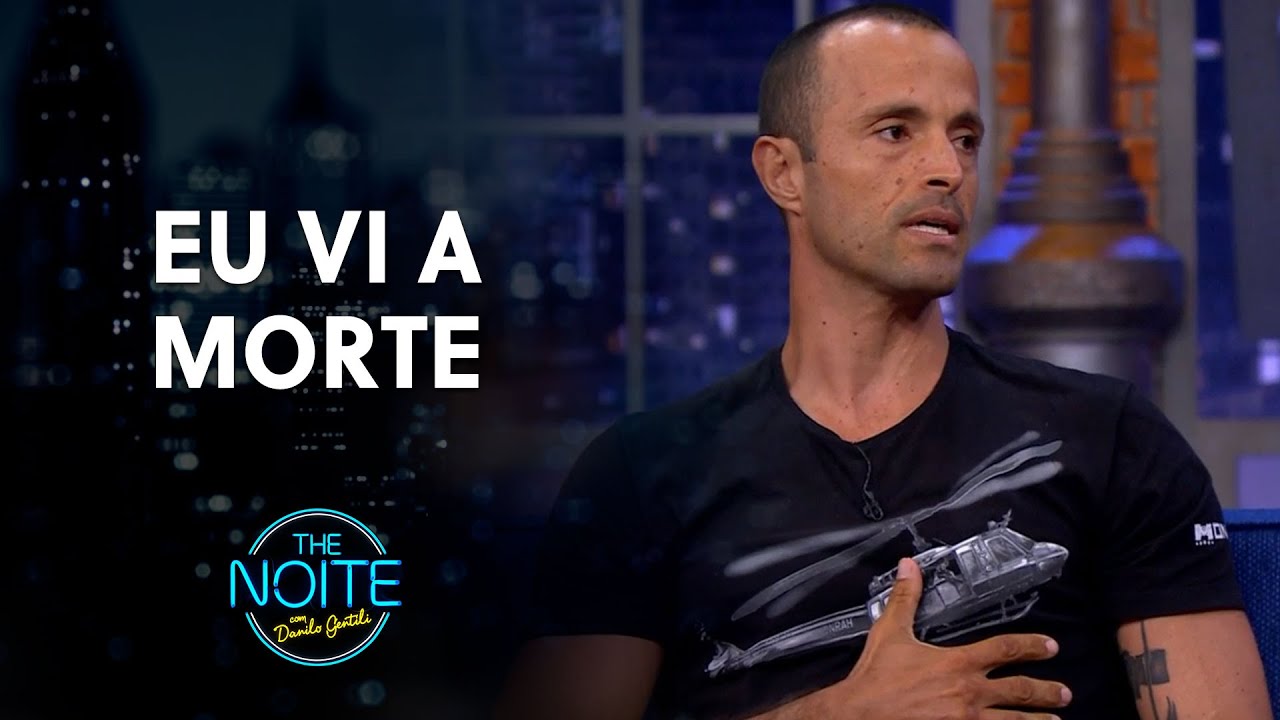 Gabriel Lott conta como foi levar tiro de AK-47 | The Noite (16/03/21)