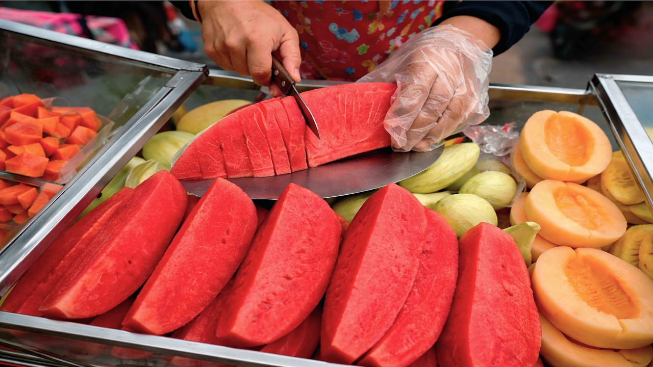 NAJSZYBSZY MISTRZ KROJENIA OWOC&Oacute;W W TAJLANDII 🍉🔥 NIESAMOWITE UMIEJĘTNOŚCI PRZYGOTOWYWANIA ULICZNEGO JEDZENIA