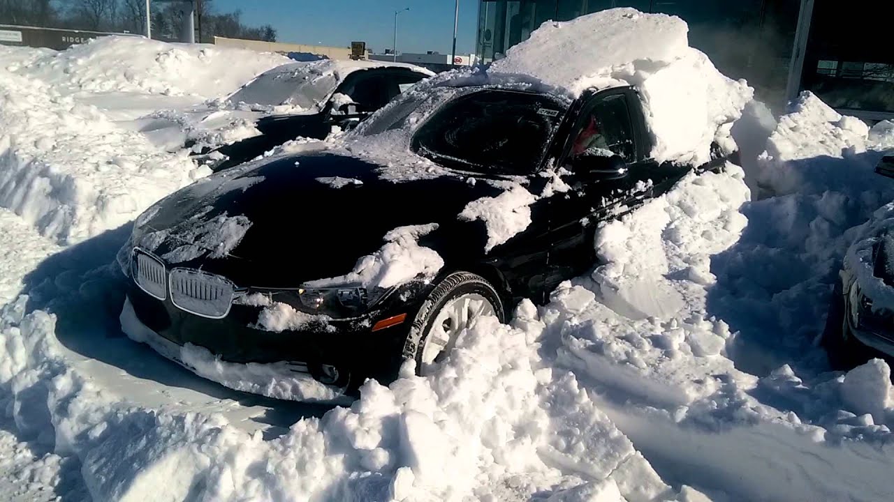 BMW 320i xdrive drives out of snow