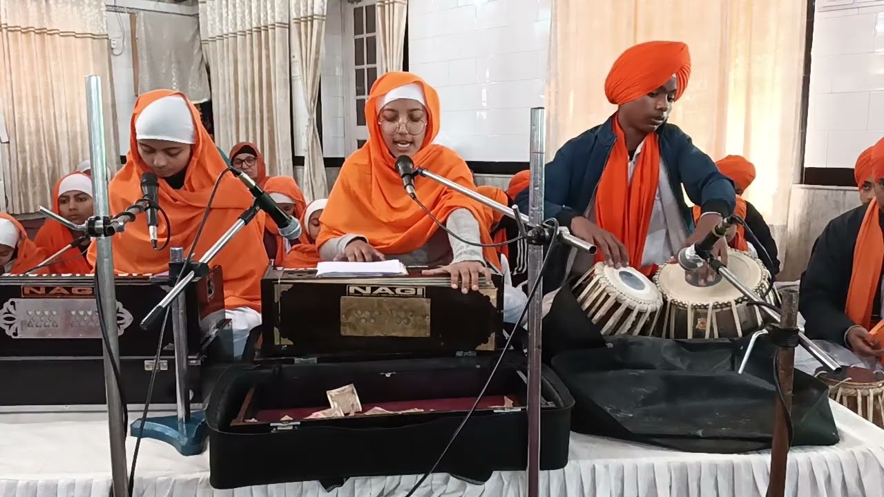 ਗੁਰੂ ਗੋਬਿੰਦ ਸਿੰਘ ਜੀ ਦੇ ਪ੍ਰਕਾਸ਼ ਪੁਰਬ ਤੇ ਕੀਰਤਨ ਕਰਦੇ ਹੋਏ ਬੱਚੇ।