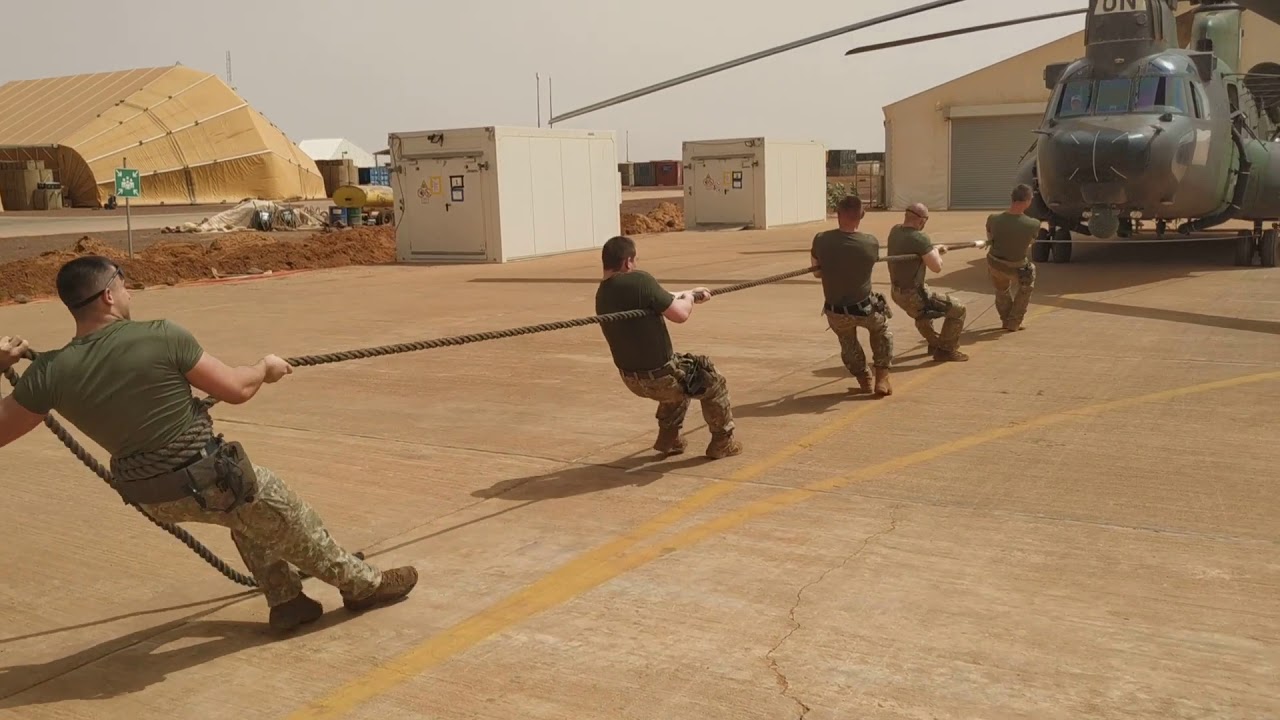 5 Lithuanian Soldiers Against 1 Canadian CH-47 Chinook