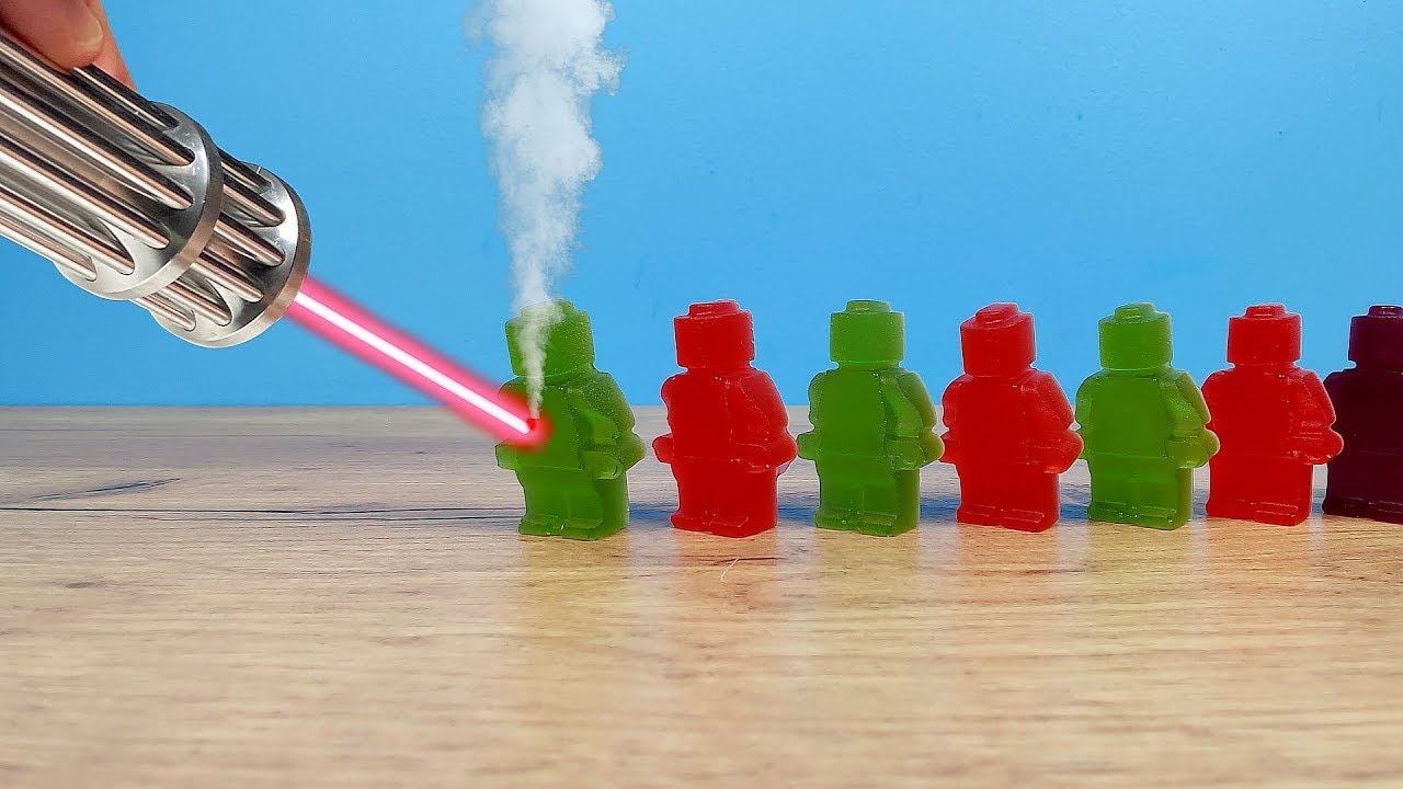 POTENTE LASER vs 10 Jelly Lego Men y otros items!