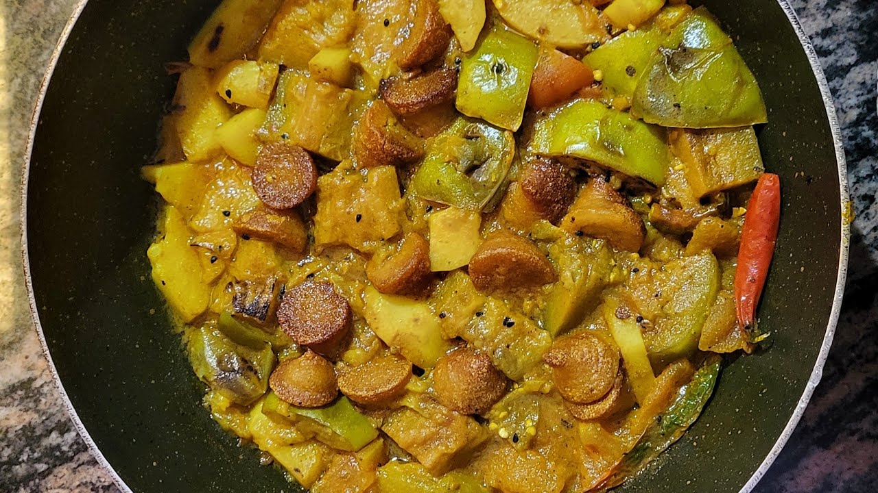 জীবন খাতার রঙিন পাতা is live!  বড়ি, আলু, বেগুন, টমেটোর তরকারি রান্না করছি।