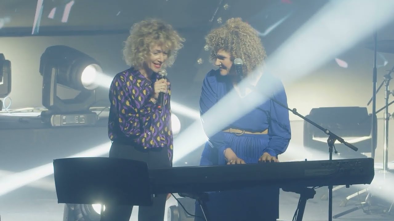 שבורי לב-  קרן טפרברג בביצוע מתוך המופע 