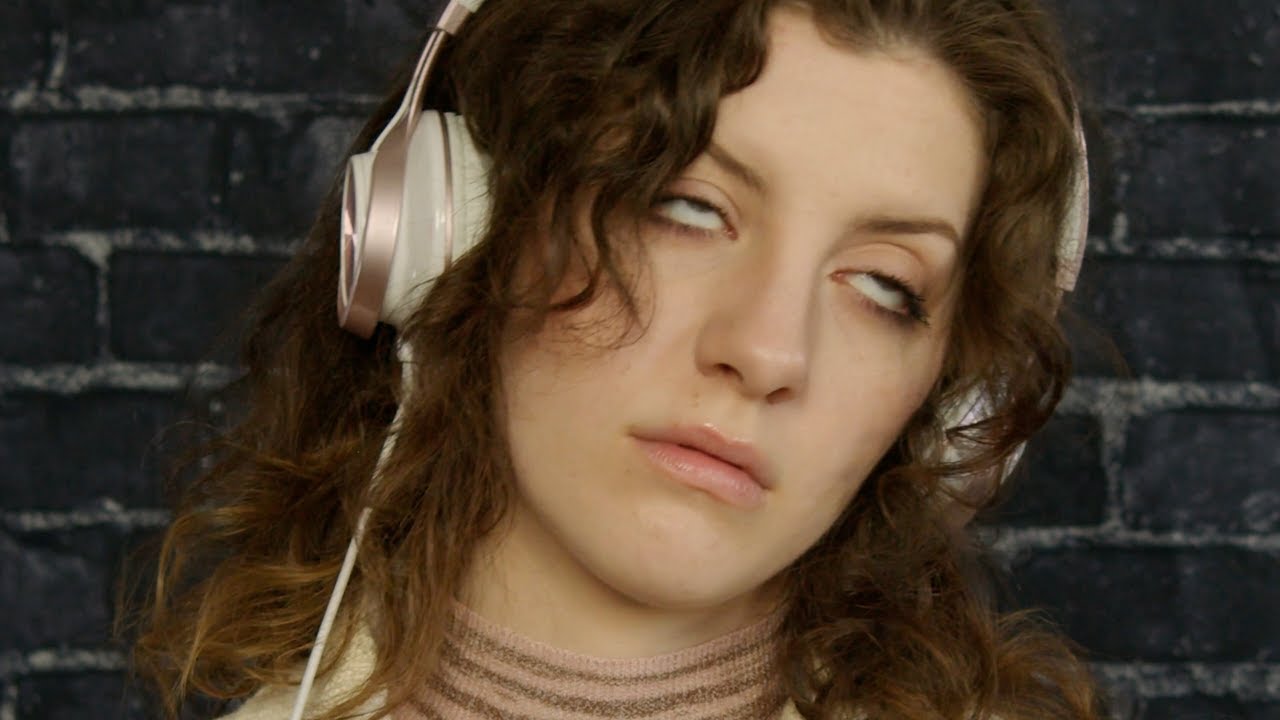 Девочке промыли мозги с помощью наушников, контролирующих сознание