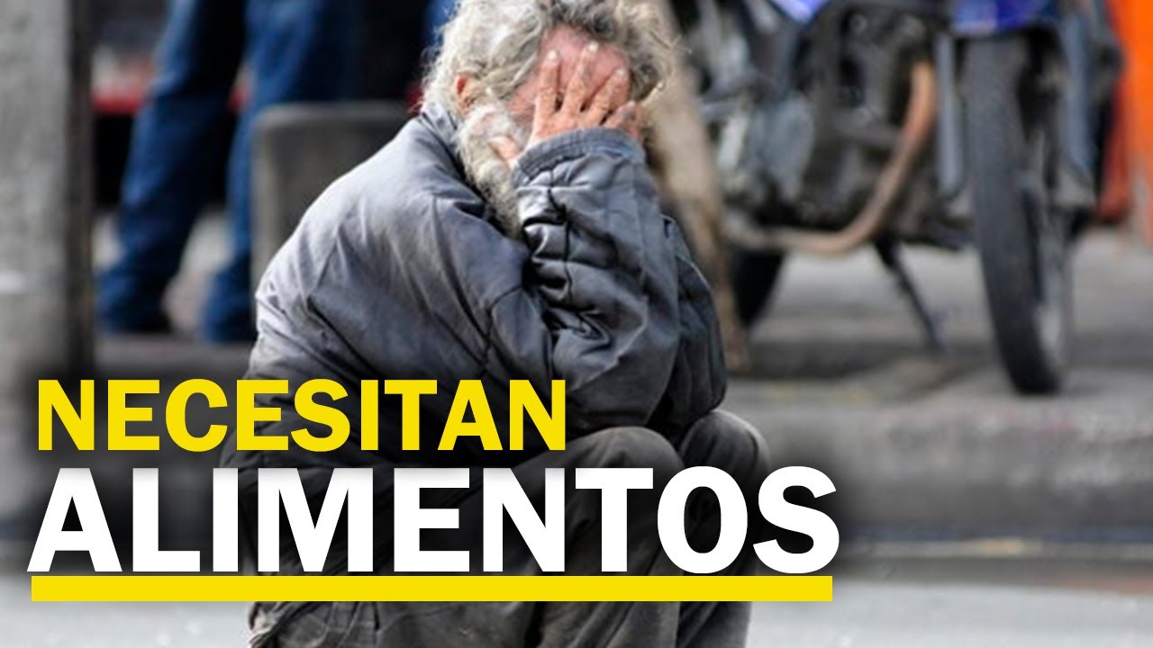Indigentes hacen filas para recibir almuerzos gratuitos