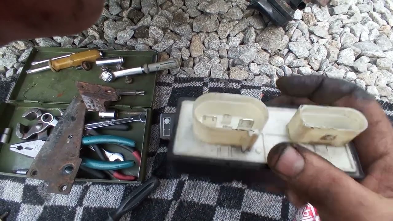 VAG Aircon (J293 radiator fan control unit) failure: Solution #1(quick one)