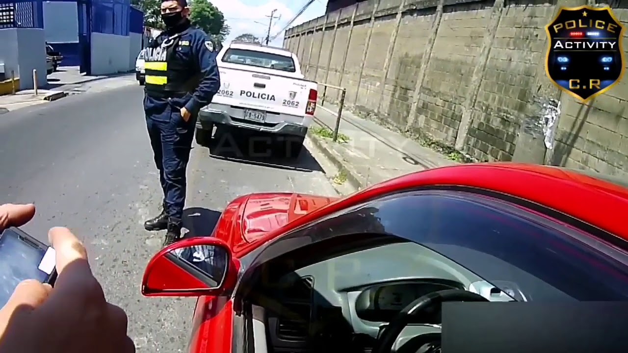 Me paso el semáforo en rojo  porque mi tío abogado me lo apela!!