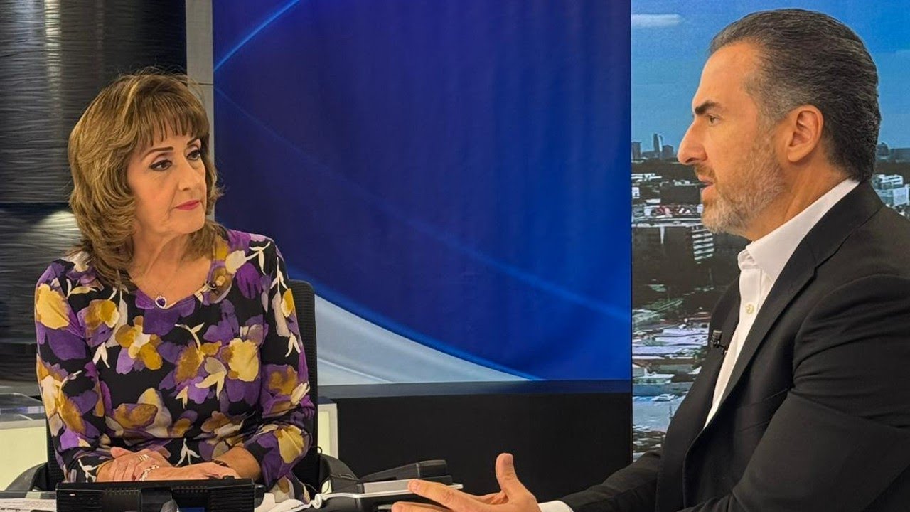 María Julia Lafuente platica con Adrián de la Garza, alcalde de Monterrey.
