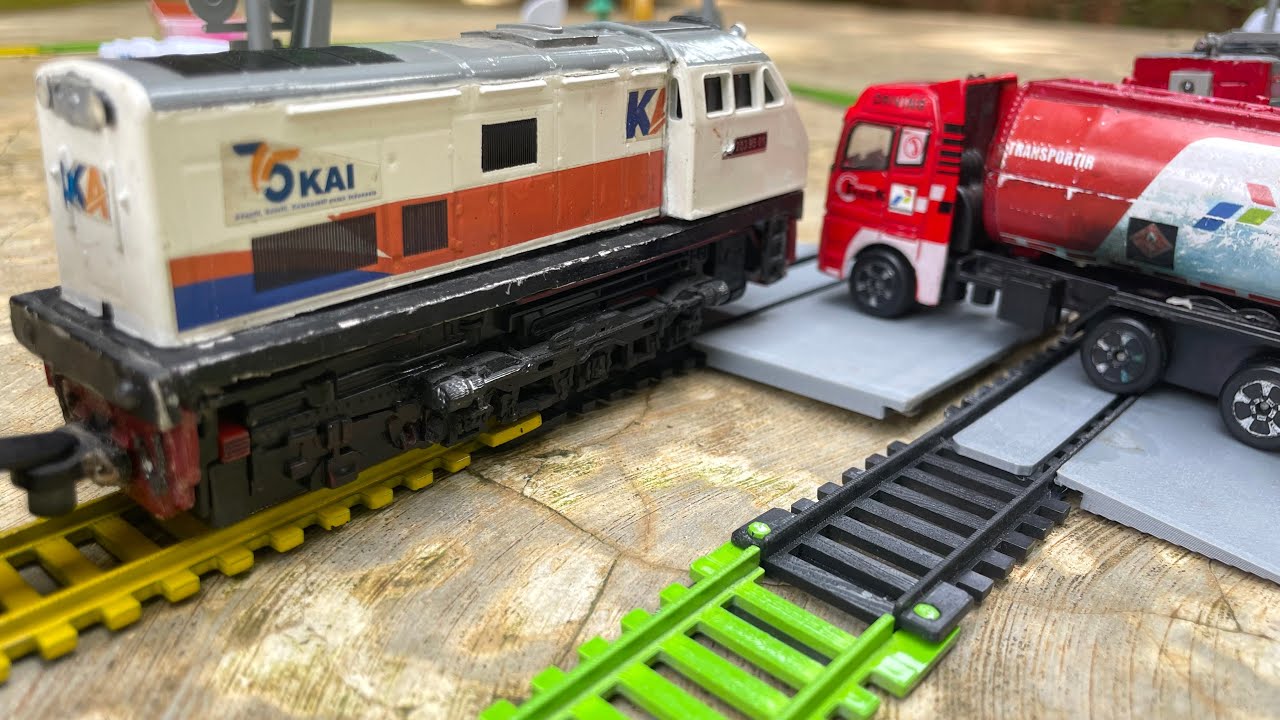 Kecelakaan Mainan Kereta Api CC203, CC205 Perumka Anjlok Menabrak Tangki Minyak Di Depan Pos JPL