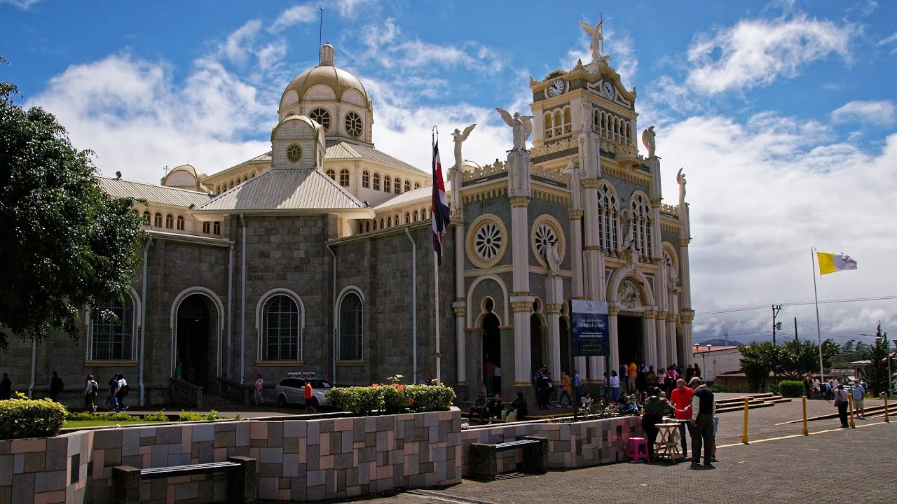 Basílica de Nuestra Señora de los Ángeles  Agua Bendita - Plaza de los Ángeles- Cartago - Costa Rica
