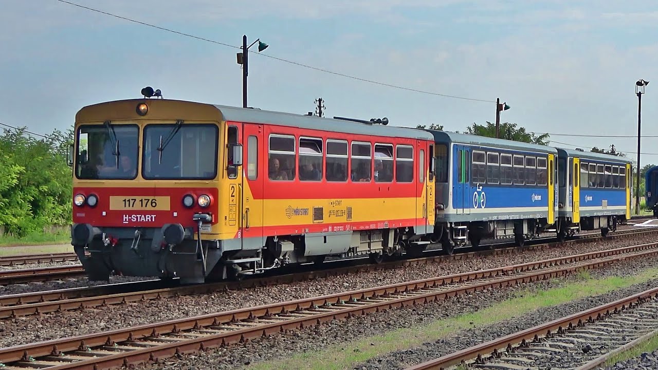 Személyvonat indul Tiszafüredről Füzesabonyba egy modernizált kék BDzx mellékkocsival