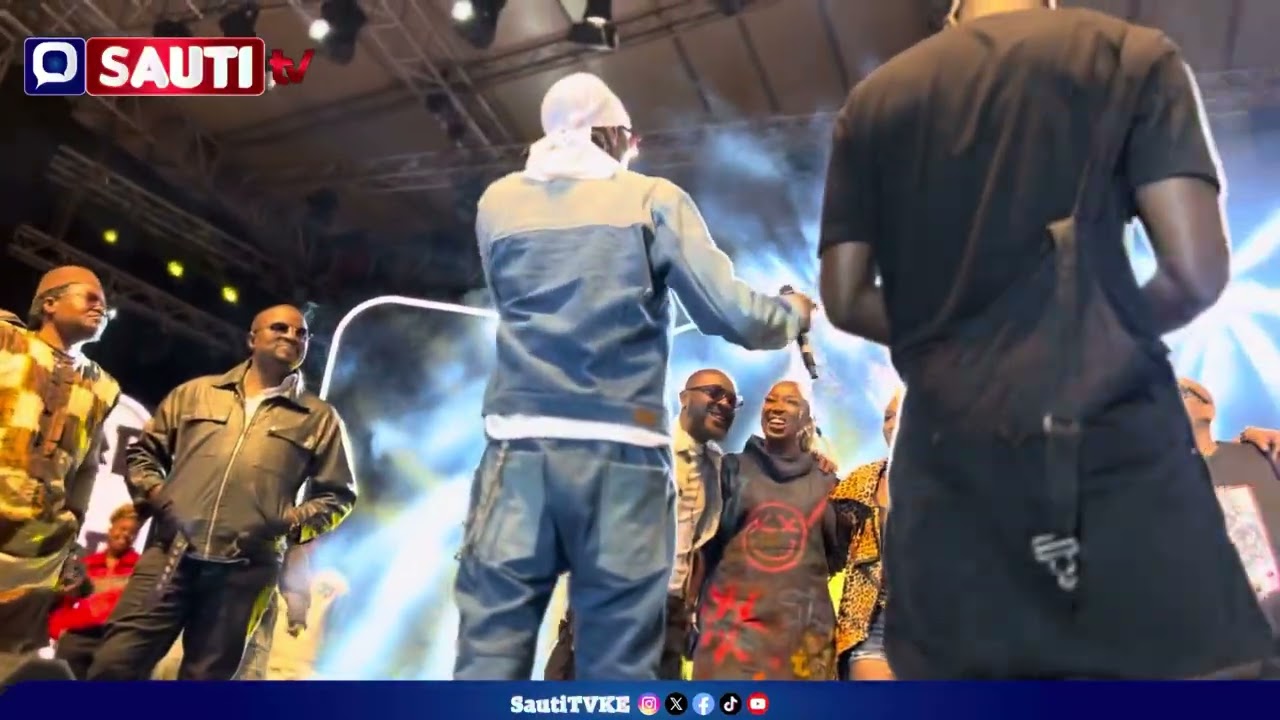 Lacrime e abbracci mentre gli artisti rendono un commosso omaggio a E-Sir al Kulture Experience d...