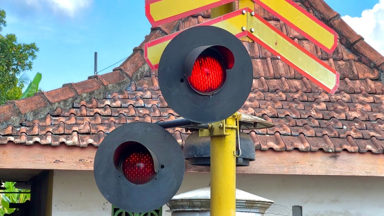 BENTUKNYA UNIK!, Perlintasan Kereta Api Kedawung Kebumen, Jawa Tengah