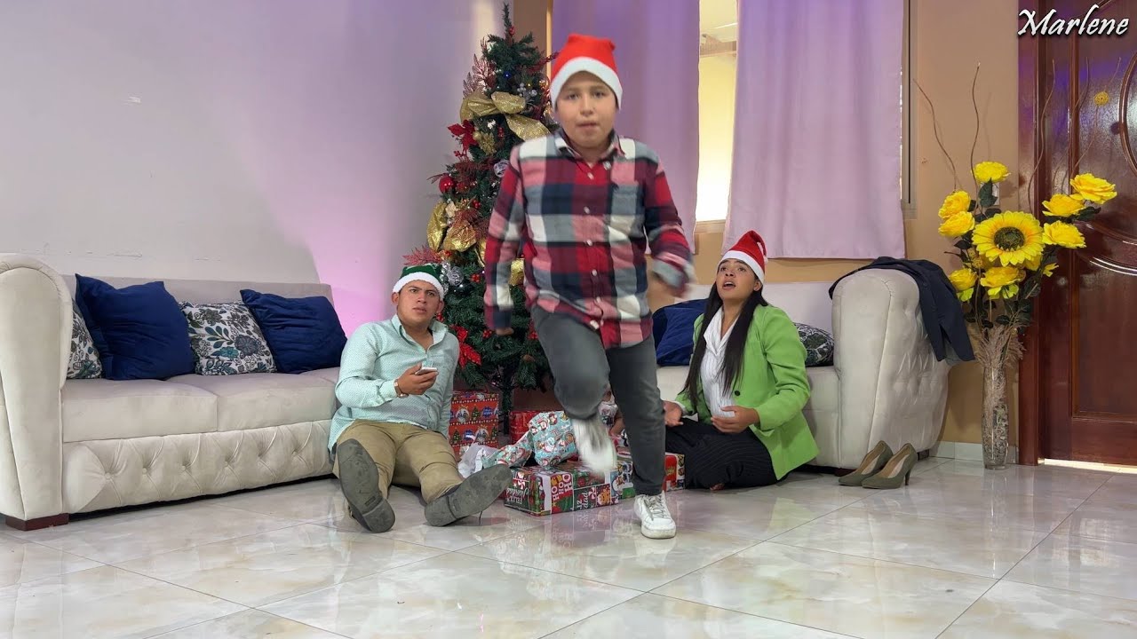 Niño malcriado tiró el regalo de navidad porque quería un iphone 14 y sus padres hicieron esto