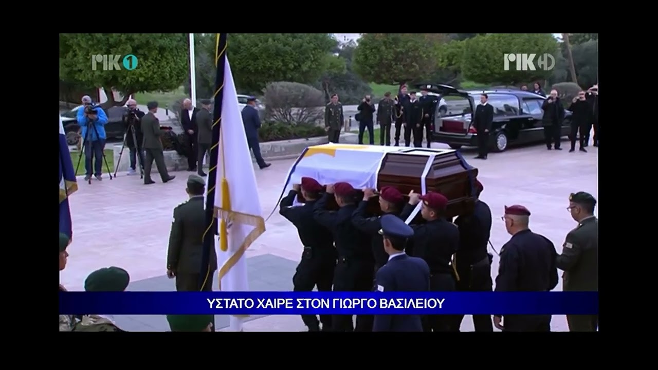 Με χειροκρότημα η έξοδος του φερέτρου από την εκκλησία