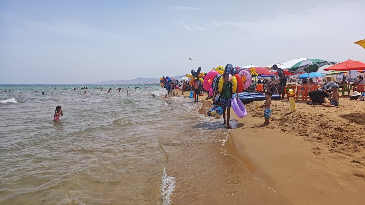 شاطئ 🏖️ قرية أركمان ممتلئ عن الاخر شاهد الأجواء