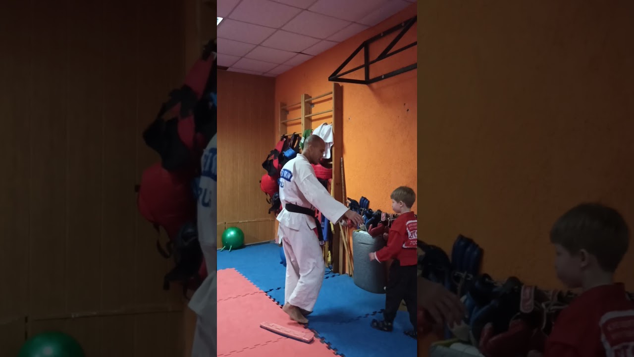 ШОК! ПРОНЁС СТВОЛ В СПОРТЗАЛ! ТРЕНЕР ЧУТЬ НЕ НАЛОЖИЛ В ШТАНЫ!