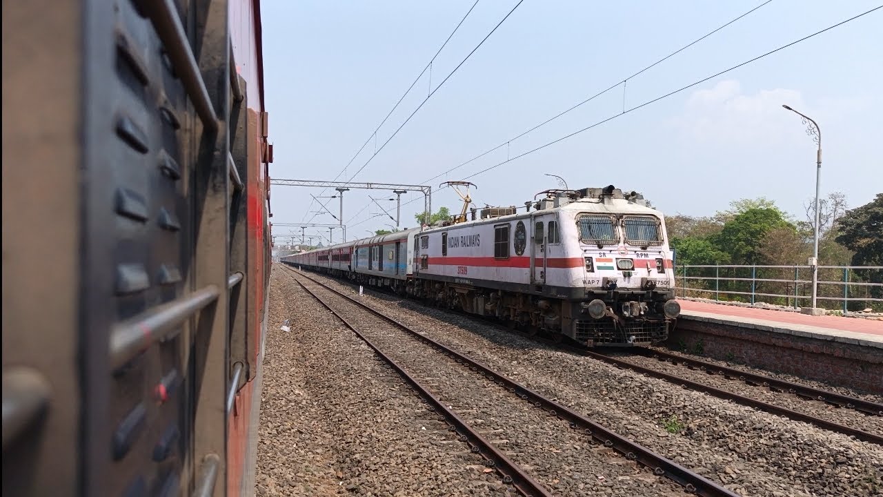 Mandovi Express Crossing 22654 Hazrat Nizamuddin 🔄 Thiruvananthapuram Central Express at Kankavali.