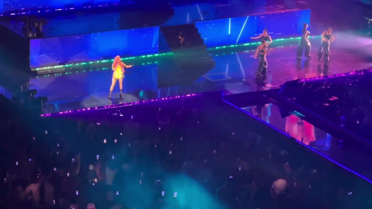 Nicki Minaj - Super Bass (Live at The Pink Friday 2 Tour) (Austin)