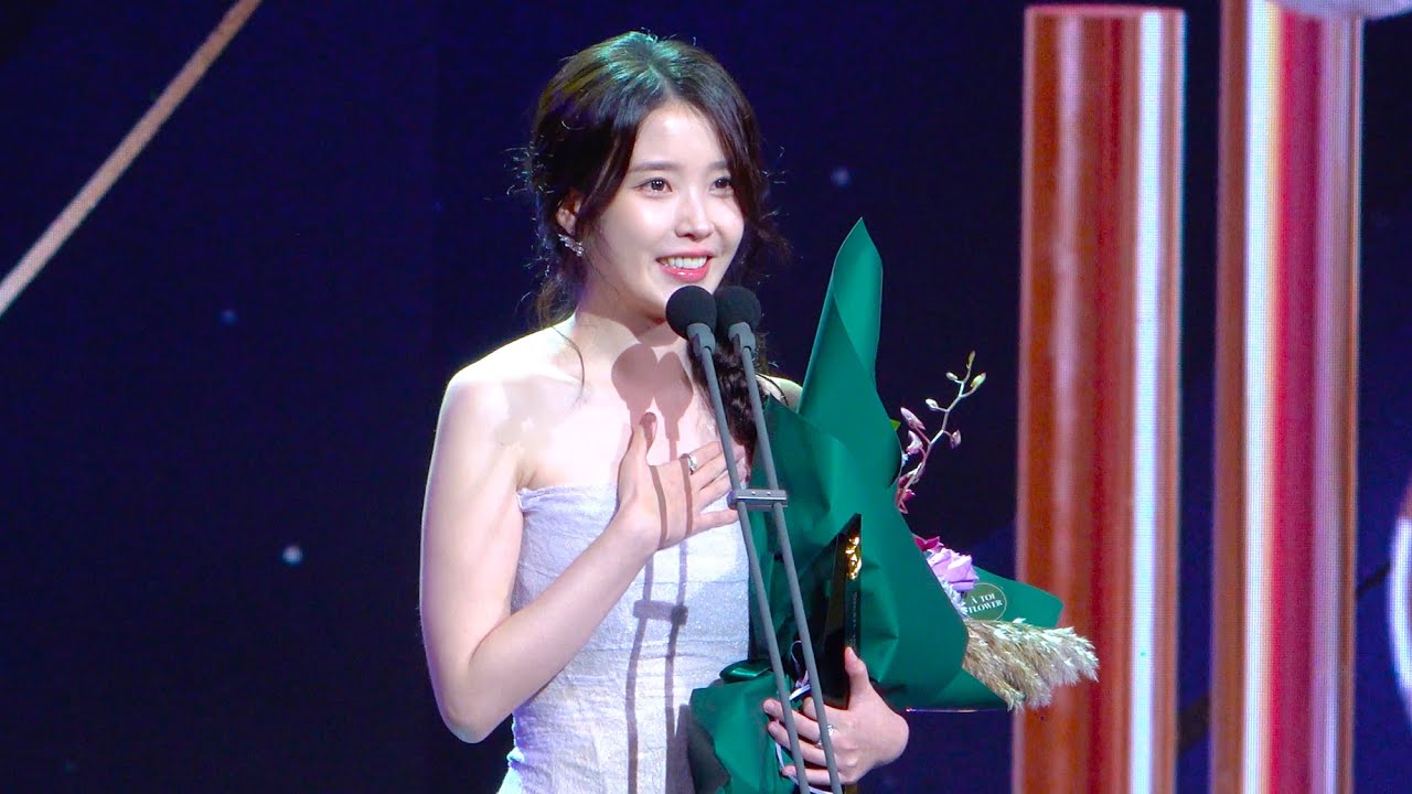 아이유 IU - '여자 연기상' 수상 직캠 @2025 서울 드라마어워즈