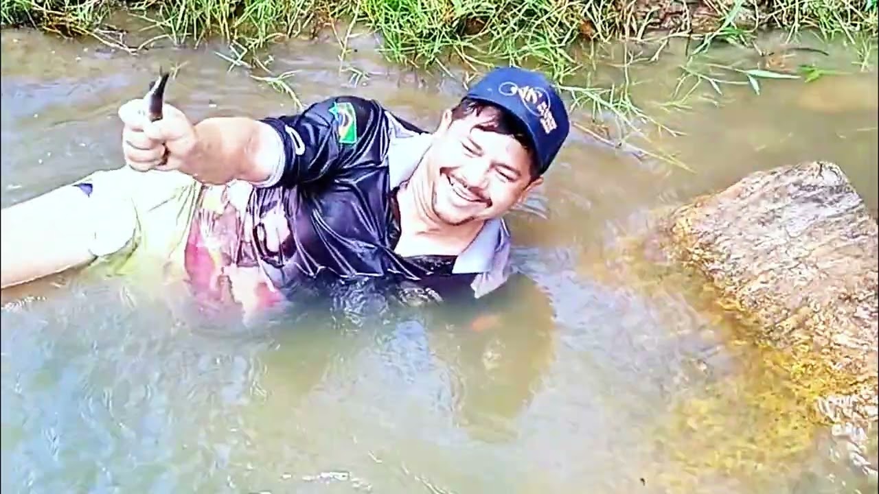 PESCA NA RO&Ccedil;A, PESCA DE PITU SEM NENHUM MATERIAL, APENAS COM AS M&Atilde;OS!