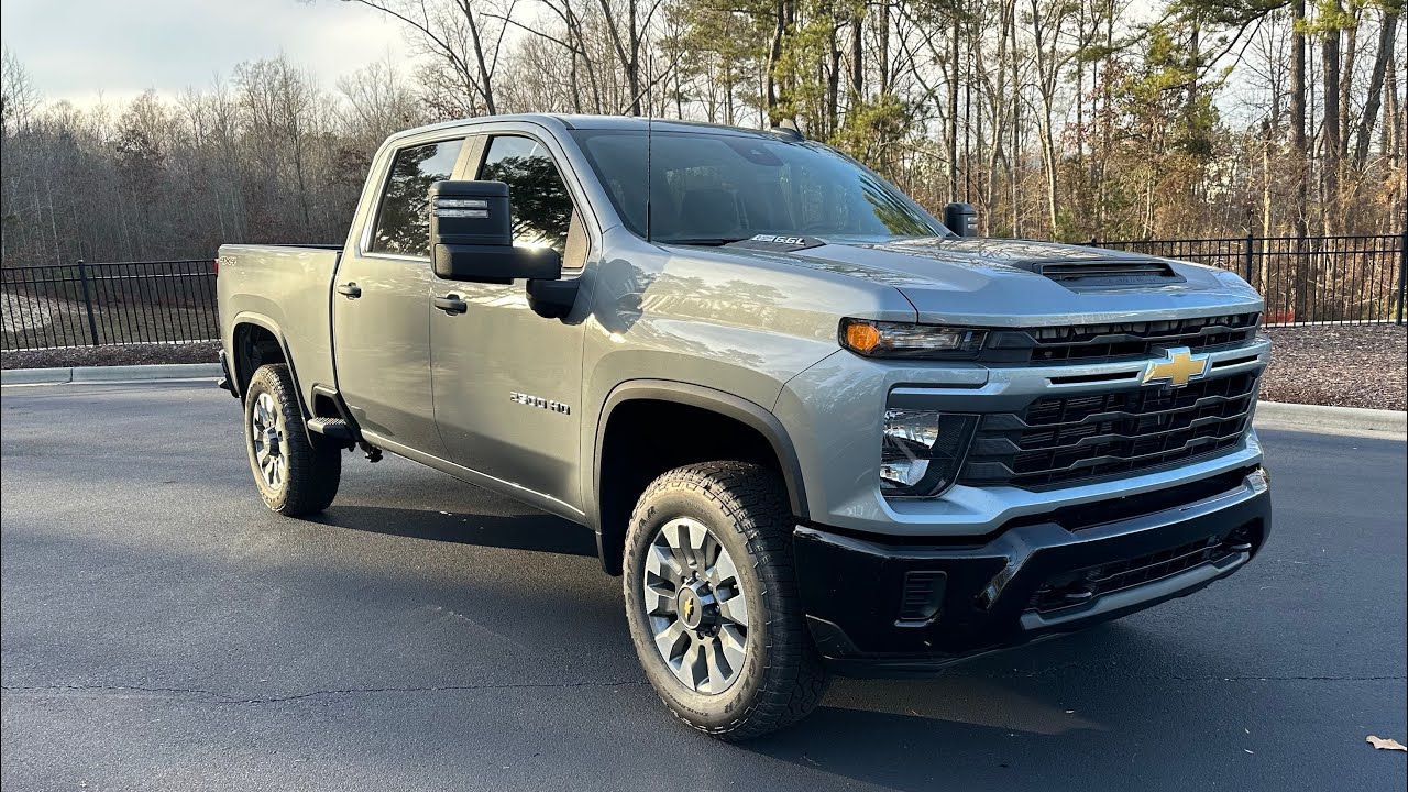 Обзор и характеристики Chevrolet Silverado 2500HD Custom 2024 года
