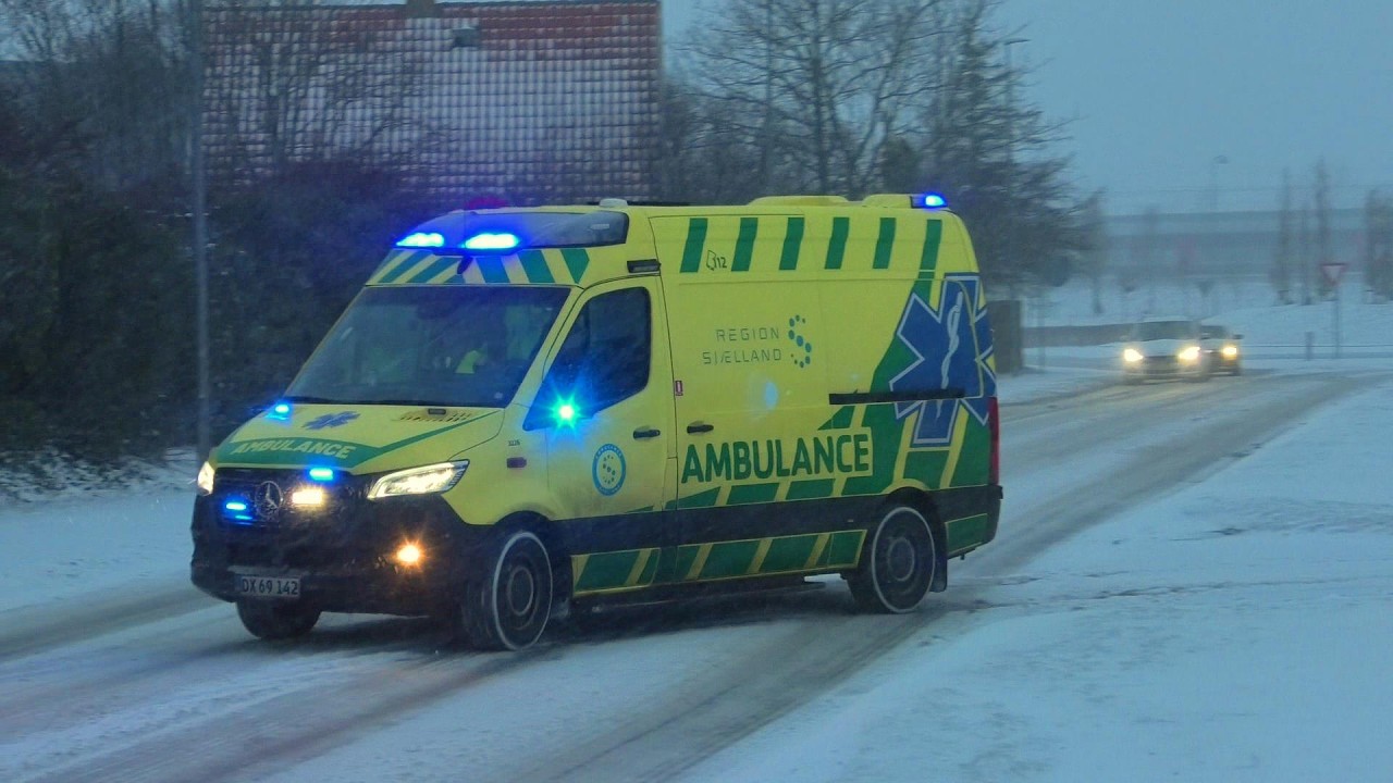 SNEFALD ST.GREVE AMBULANCE (3226) region sjælland i udrykning rettungswagen auf Einsatzfahrt