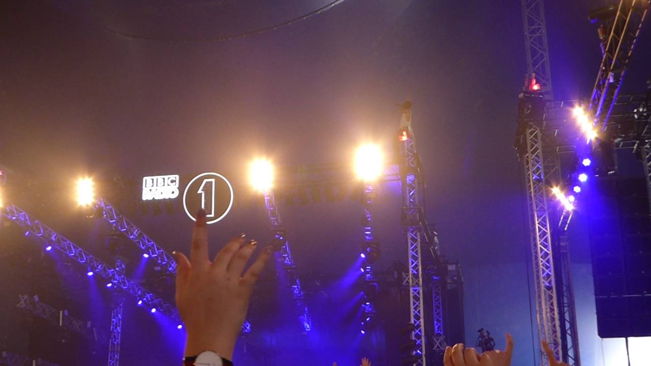 Twenty One Pilots - Tyler Climbs Rigging = show get's stopped! @ Radio 1's Big Weekend  28 May 2016