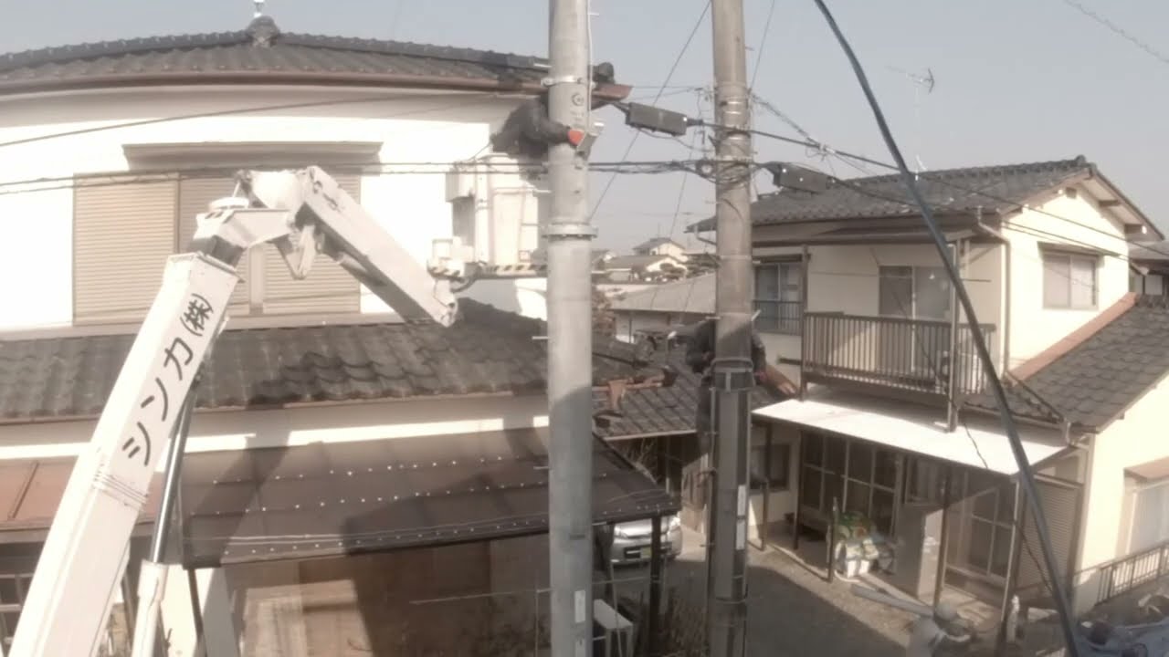 自宅前の電柱の交換工事。Replacement work for utility poles in front of my house.