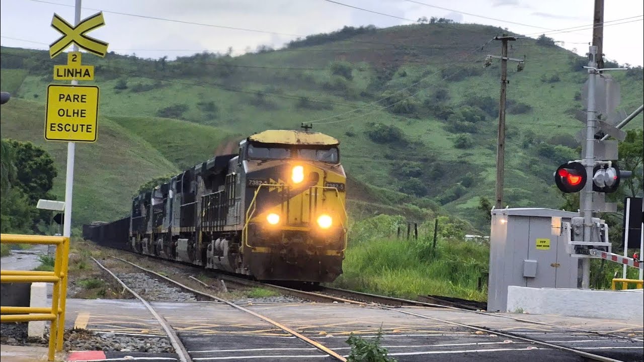 Trem com 5 locomotivas sofrendo na rampa 😮 Confiram a passagem da composição em Fernandes Pinheiro.