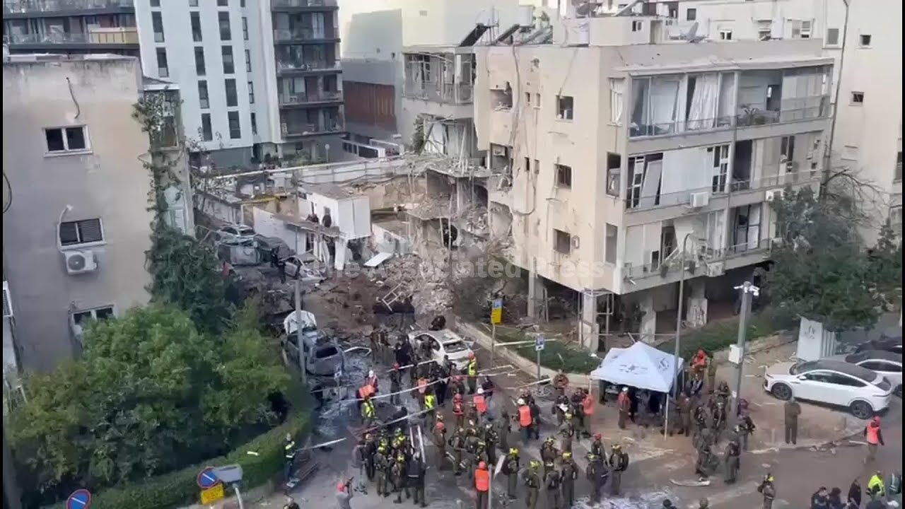 Поиски пропавших без вести продолжаются в центре Тель-Авива после ракетного удара Ирана; поясняет...